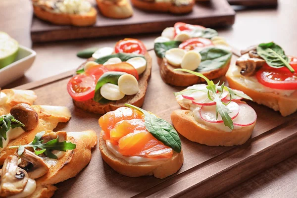 Tasty Bruschettas Wooden Board Closeup — Stock Photo, Image