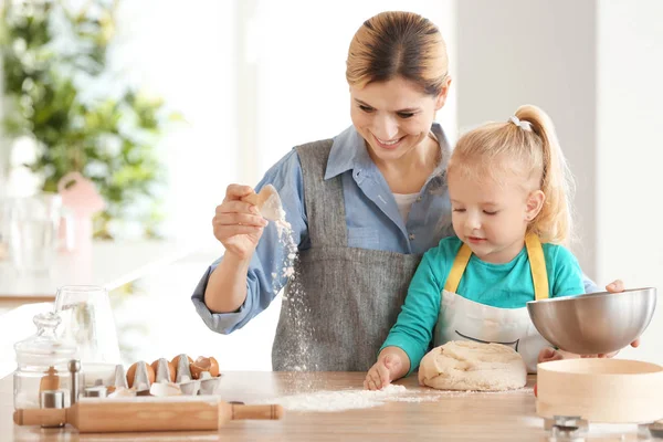 Mãe Filha Com Massa Farinha Mesa Casa — Fotografia de Stock