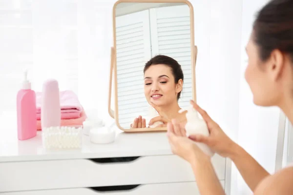 Jovem Atraente Aplicando Creme Facial Banheiro — Fotografia de Stock