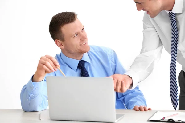 Jonge Mannen Met Laptop Lichte Achtergrond — Stockfoto