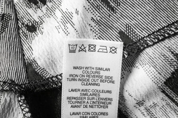 Label Pakaian Dengan Instruksi Binatu Closeup — Stok Foto