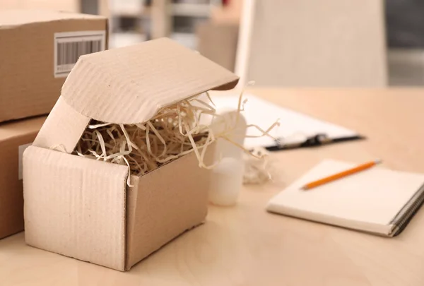 Menyiapkan Paket Untuk Dikirim Pelanggan Atas Meja — Stok Foto