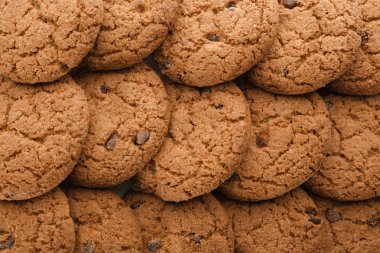 Arka plan olarak çikolata parçaları ile lezzetli yulaf ezmeli kurabiye