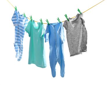 Beyaz arka plan karşı Çamaşırhane satırındaki çocuk giyim