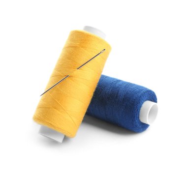 renkli ipler ve beyaz zemin üzerine iğne