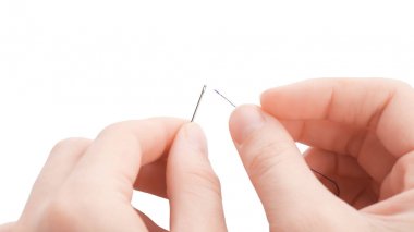 Beyaz arka planda, closeup iğne threading kadın