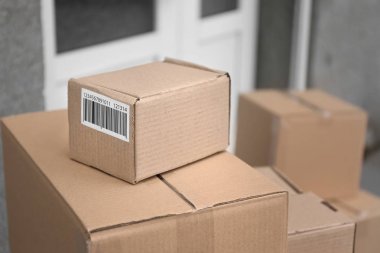 Birçok teslim edilen parsellerin açık havada, portre