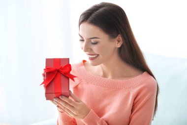 Hediye kutusu evde tutan güzel genç kadın