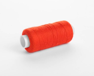 Beyaz arkaplanda dikiş ipliği