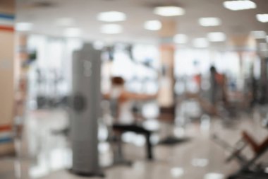 Spor salonu iç modern ekipmanla donatılmış bulanık görünüm