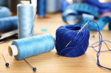 Konu ve dikiş iğnesi üzerinde ahşap masa, portre