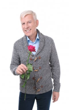 Beyaz zemin üzerine kırmızı gül ile çekici olgun adam