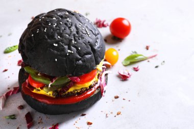 Işık arka plan üzerinde siyah lezzetli burger