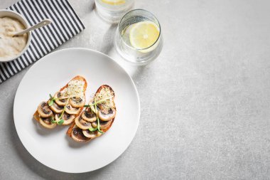 Lezzetli bruschettas mantar plaka üzerinde