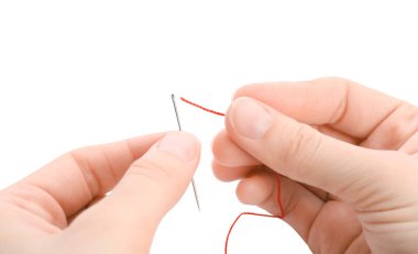 Beyaz arka planda, closeup iğne threading kadın