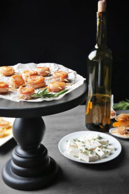 Pastırma ile stand tarak masanın üzerine sarılmış.