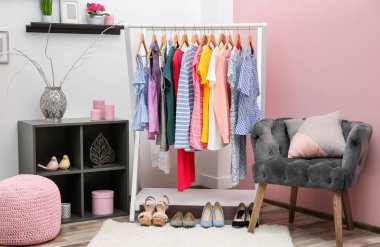 Temiz soyunma odası iç giyim raf ile