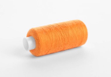 Beyaz arkaplanda dikiş ipliği