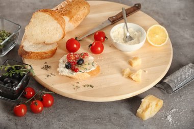 Zeytin ve domates ahşap tahta üzerinde lezzetli bruschettas için malzemeler