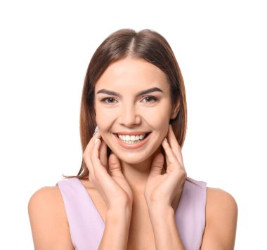 beyaz zemin üzerinde güzel genç gülümseyen kadın