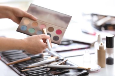Profesyonel visage sanatçı makyaj aksesuarlar işyerinde