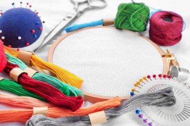 Renkli konu ve kumaş, closeup ile nakış çember