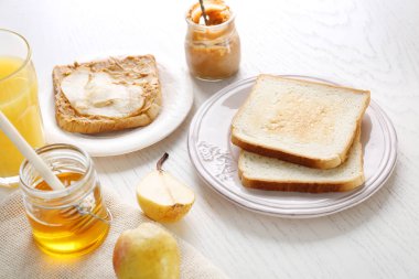 Ahşap masa günü kahvaltıda sunulan lezzetli tost