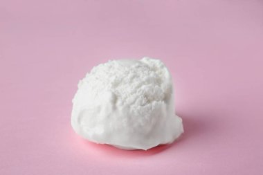 Renk arka plan üzerinde dondurma topu