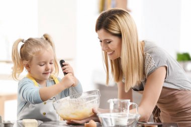 Anne ve kızı kapalı hamur hazırlama