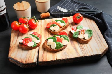 Kiraz domates ve mozzarella ahşap tahta üzerinde lezzetli bruschettas