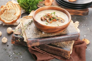 Eski kitaplar üzerinde mantar çorbası ile kase