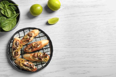 Lezzetli bruschettas mantar plaka üzerinde