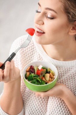 Taze salata, tatlı yemek genç güzel kadın
