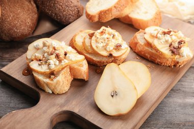 Ahşap masa, tatlı armut ile lezzetli bruschettas