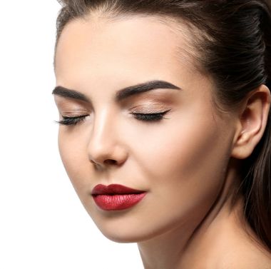 Beyaz arka plan üzerinde güzel kaşları olan kadın