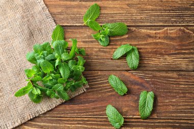 Ahşap arka plan, üstten görünüm üzerinde taze Melisa