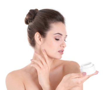 Kavanoz krem beyaz arka plan üzerinde çekici genç kadın