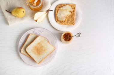 Ahşap masa günü kahvaltıda sunulan lezzetli tost