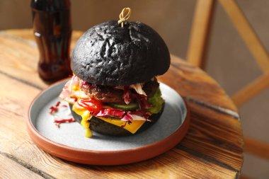 Masada lezzetli siyah hamburger ile plakası