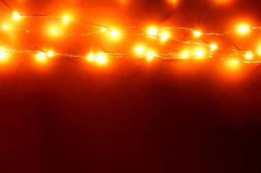 Karanlık arka planda bulanık Noel ışıkları