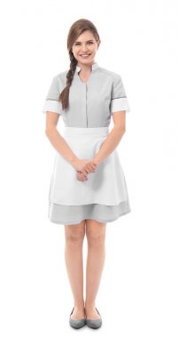 Beyaz arka plan üzerinde üniformalı genç oda hizmetçisi