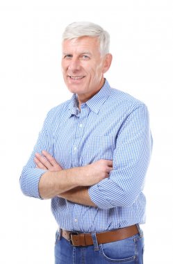 Beyaz arka plan üzerinde rahat kıyafetler içinde çekici olgun adam