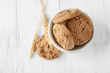 Masada kase çikolata parçaları ile lezzetli yulaf ezmeli kurabiye