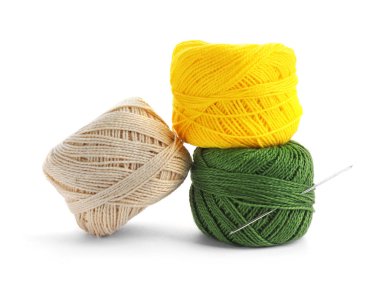 renkli ipler ve beyaz zemin üzerine iğne