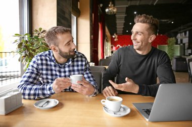 Genç hipster erkekler kahve ve kafede dizüstü