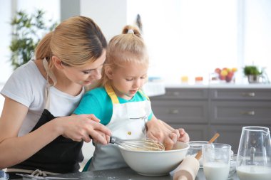 Anne ve kızı kapalı hamur hazırlama