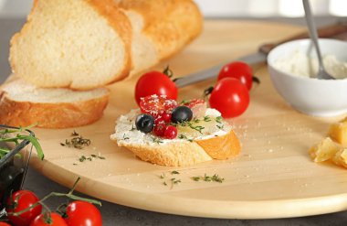 Zeytin ve domates üzerinde ahşap masa, closeup ile lezzetli bruschetta
