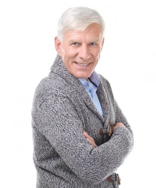 Beyaz arka plan üzerinde rahat kıyafetler içinde çekici olgun adam