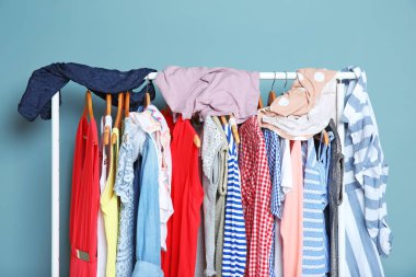 Renk duvarının yakınında farklı kıyafet ile raf