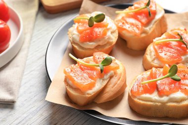 Lezzetli bruschettas plaka, closeup somon ile